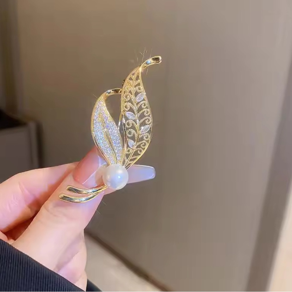 Elegant Gold and Silver Leaf Brooch with Pearl Accent